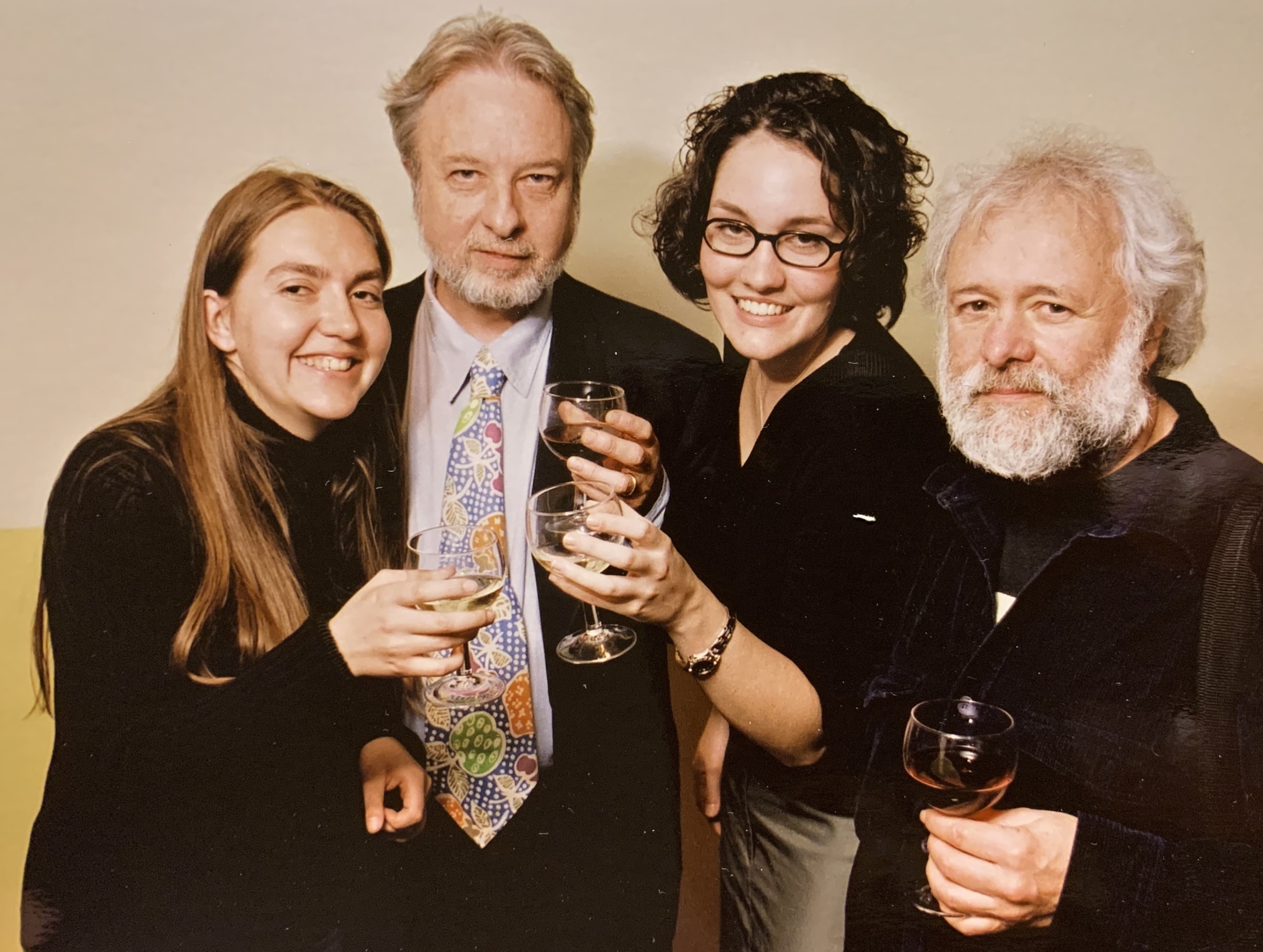 La lauréate dans la catégorie télévision, Michelle Lamarche (troisième, à partir de la gauche), avec les enseignants Claude Sauvé et Karl Parent.